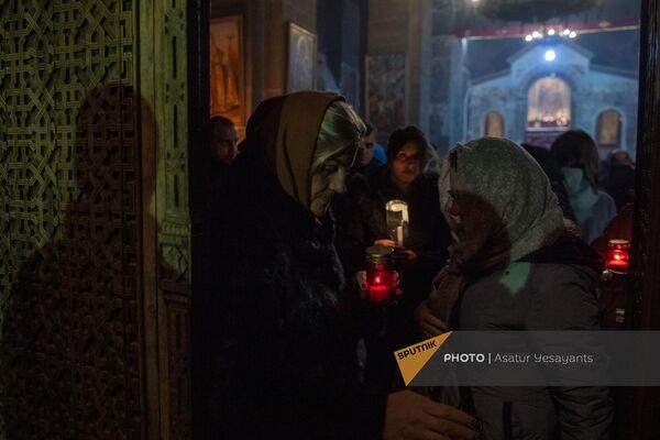 Прихожане с лампадами Чрагалуйц в церкви Сурб Геворг - Sputnik Армения