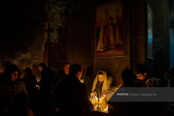 Прихожане зажигают свечи в церкви Сурб Геворг в Мугни - Sputnik Армения