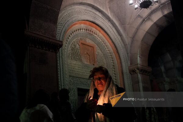 Прихожанка с лампадой Чрагалуйц у церкви Сурб Геворг - Sputnik Армения