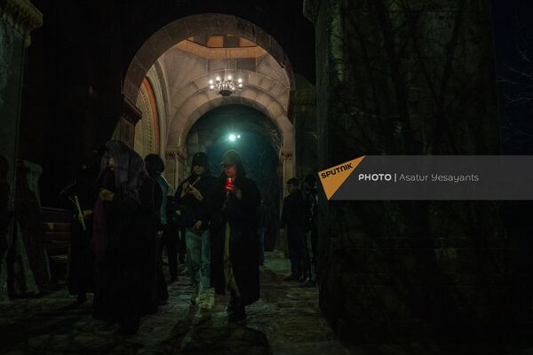 Прихожане с лампадами Чрагалуйц в церкви Сурб Геворг в Мугни - Sputnik Армения