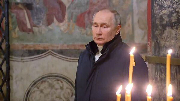 Владимир Путин на рождественском богослужении в Благовещенском соборе московского Кремля - Sputnik Армения