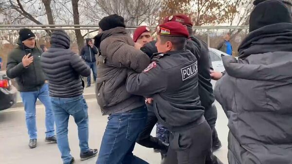 Полиция задерживает участников антироссийской  акции в Гюмри - Sputnik Армения