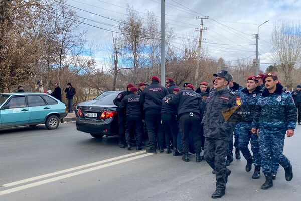 Полиция задерживает участников антироссийской акции (8 января 2023). Гюмри - Sputnik Армения