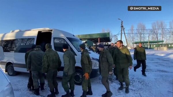 Кадры возвращения российских военнослужащих с подконтрольных Киеву территорий после обмена пленными - Sputnik Армения