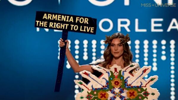 Во время Мисс Вселенная 2022 на сцену вышла представительница Армении с плакатом Армения за право на жизнь - Sputnik Армения