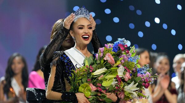 Реакция Мисс США Р'Бонни Габриэль на коронацию в финальном туре 71-го конкурса красоты Мисс Вселенная (14 января 2023). Новый Орлеан - Sputnik Արմենիա