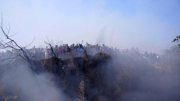 Местные жители на месте крушения пассажирского самолета в Покхаре (15 января 2023). Непал - Sputnik Армения