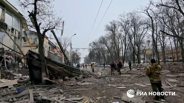 Украинские войска обстреляли Калининский район Донецка из РСЗО, поврежден жилой дом - Sputnik Армения