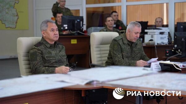 Сергей Шойгу проинспектировал штаб группировки войск Восток в ходе работы в зоне проведения спецоперации - Sputnik Армения