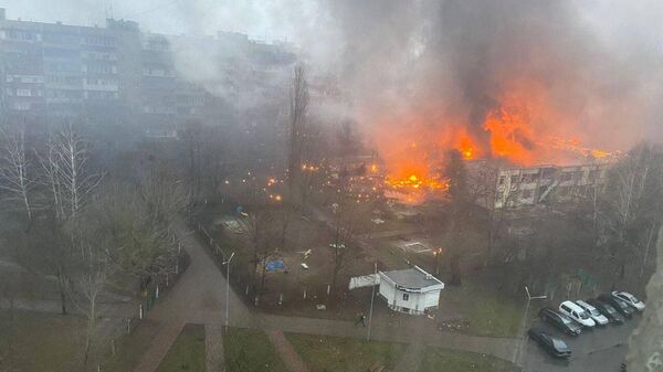 Кадры пожара после падения вертолета рядом с детским садом в Броварах в Киевской области (18 января 2023). Украина - Sputnik Армения