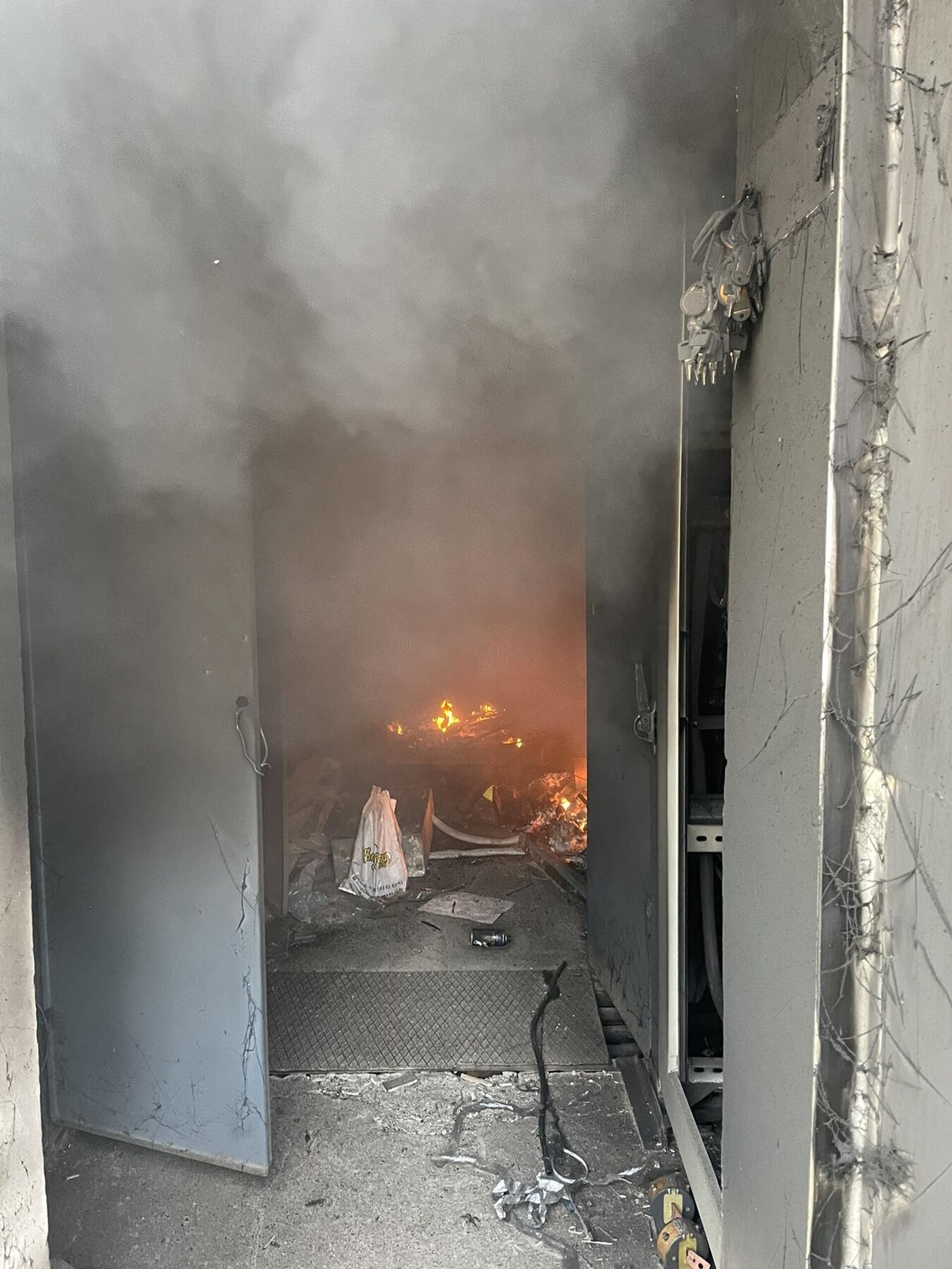 Пожар в помещении подстанции в задней части жилого дома на улице Агатангегоси (18 января 2023). Еревaн - Sputnik Արմենիա, 1920, 18.01.2023