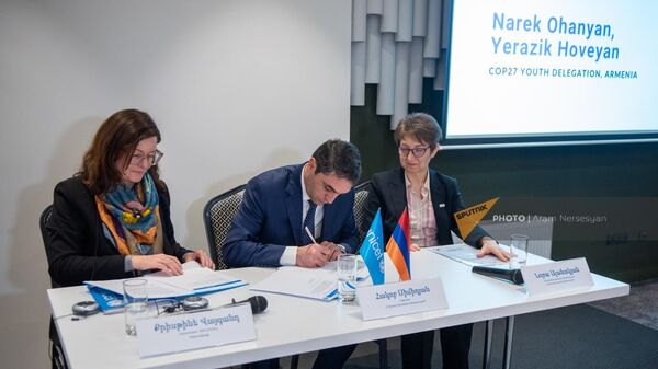 Кристина Вайганд, Акоп Симидян и Нора Аланакян на подписании межправительственной декларации о борьбе с изменением климата (18 января 2023). Еревaн - Sputnik Արմենիա
