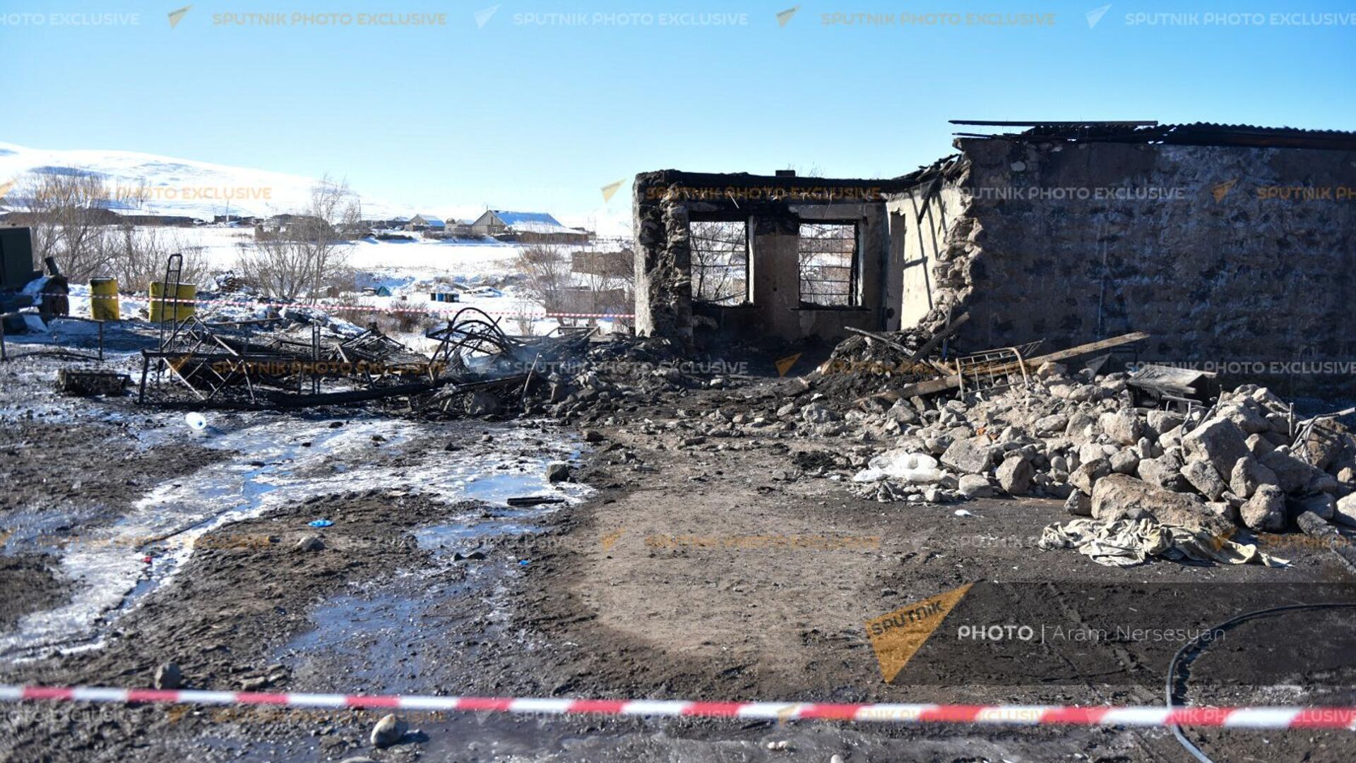 Сгоревшая воинская часть в селе Азат. где погибли 15 солдат (19 января 2023). Гегаркуник - Sputnik Армения, 1920, 19.01.2023