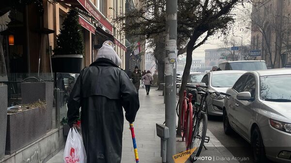 Пожилой мужчина на улице Амиряна - Sputnik Армения