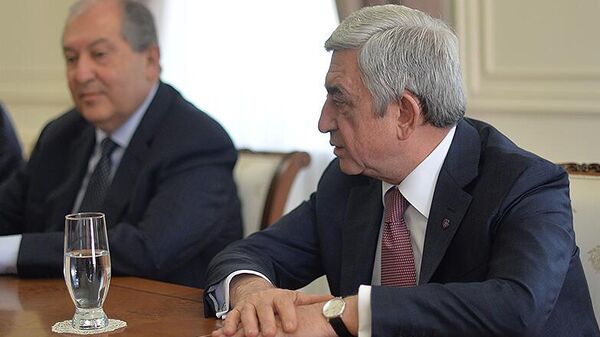 Премьер-министр Серж Саргсян и президент Армен Саркисян во время встречи (23 апреля 2018). Еревaн - Sputnik Армения