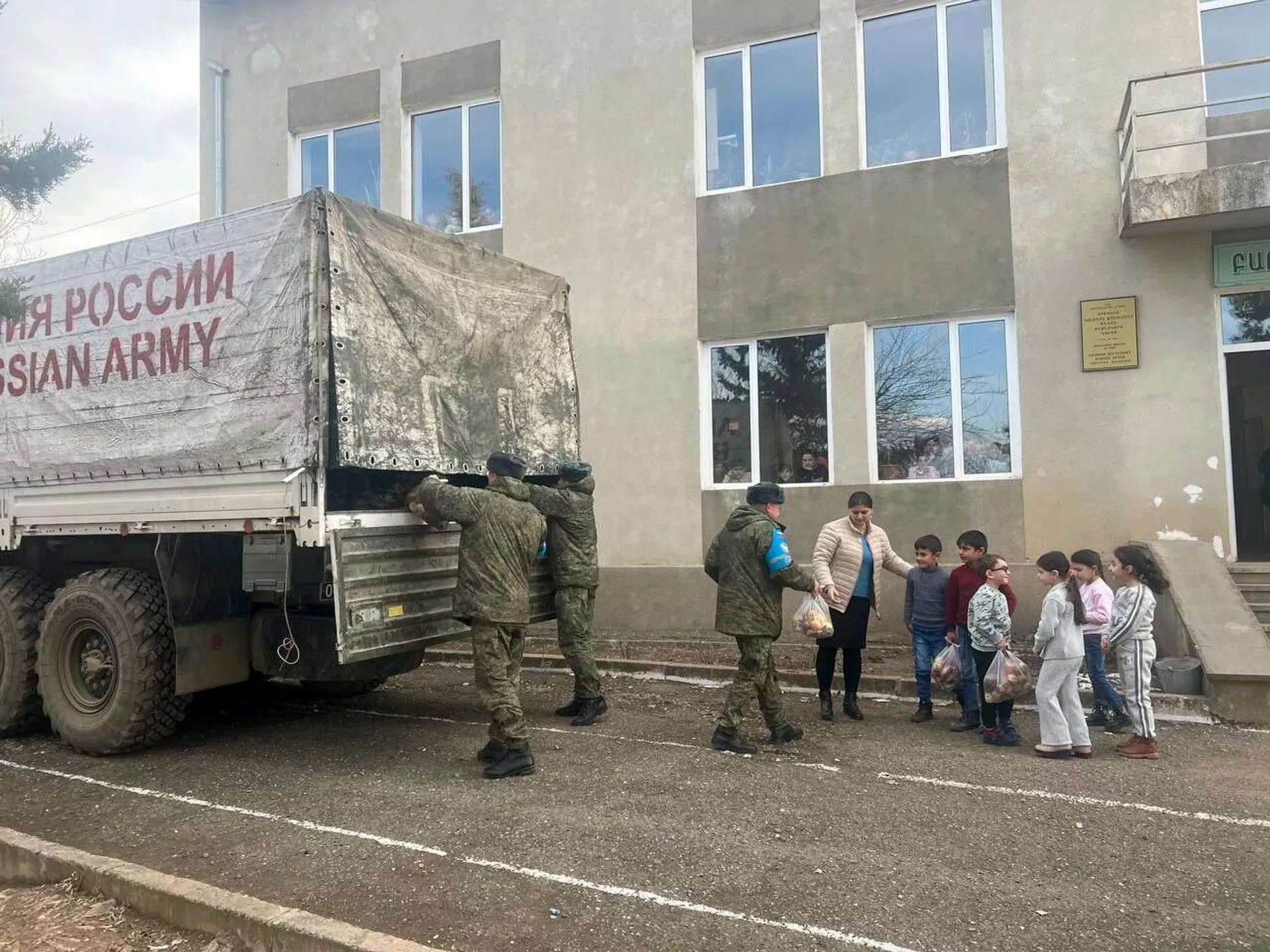 Военнослужащие российского миротворческого контингента совместно с Армянской международной благотворительной организацией Айер Миацек провели гуманитарную акцию в Аскеранском районе НКР - Sputnik Армения, 1920, 20.01.2023