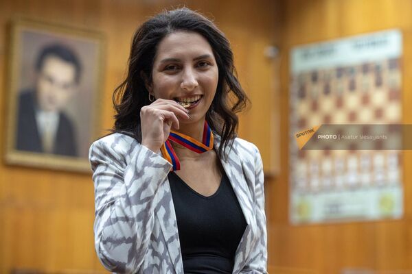 Пятикратная чемпионка Армении по шахматам, гроссмейстер Мария Геворгян с золотой медалью на церемонии награждения победителей мужского и женского чемпионатов Армении (22 января 2023). Еревaн - Sputnik Армения