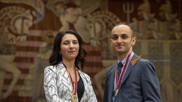 Пятикратная чемпионка Армении по шахматам, гроссмейстер Мария Геворгян и двукратный чемпион Армении Самвел Тер-Саакян на церемонии награждения победителей мужского и женского чемпионатов Армении (22 января 2023). Еревaн - Sputnik Армения