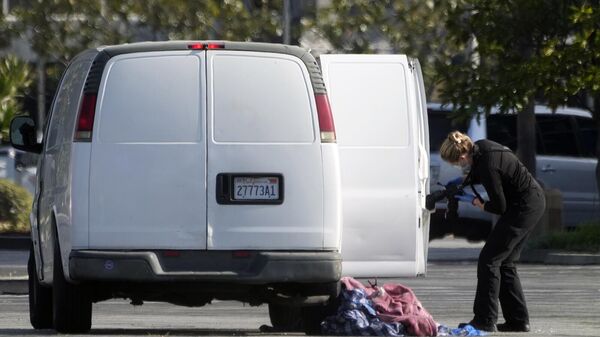 Криминальный фотограф фотографирует фургон и его содержимое в Торрансе (22 января 2023). Калифорния - Sputnik Армения