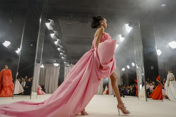 Մոդելը ներկայացնում է Ջամբատիստա Վալիի ստեղծած վարդագույն զգեստը - Sputnik Արմենիա