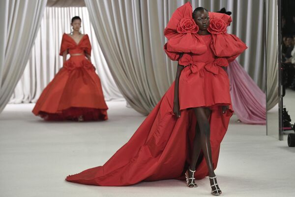 Модели на показе Высокой моды дизайнера Джамбаттиста Валли в Париже. - Sputnik Армения