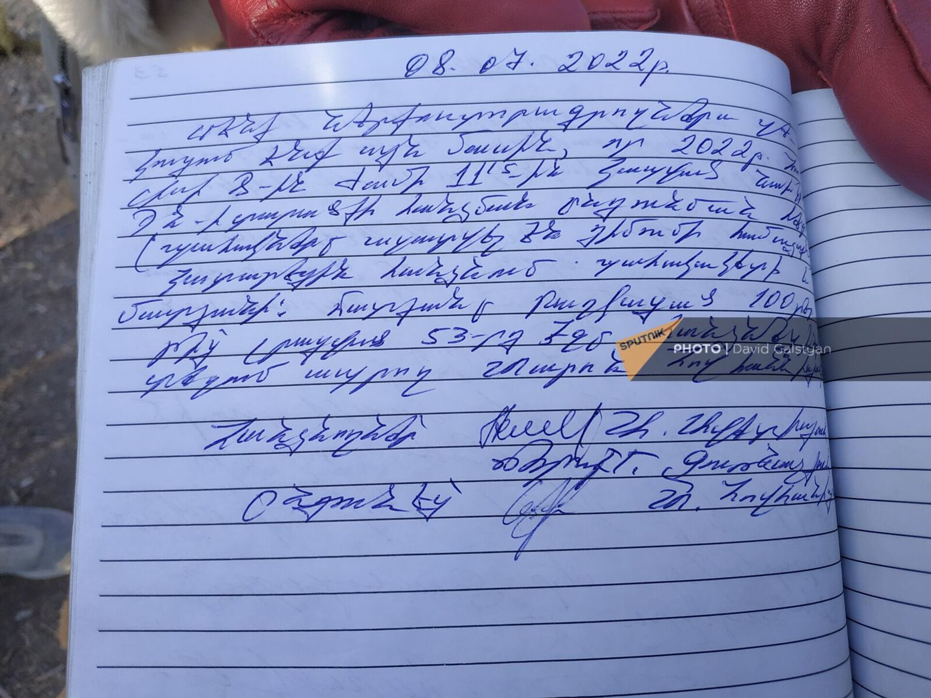 Жители приводят эти записи в качестве обоснования их проживания в бывшем здании Минобороны Жители приводят эти записи в качестве обоснования их проживания в бывшем здании Минобороны - Sputnik Արմենիա, 1920, 25.01.2023