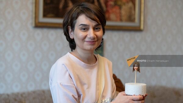 Лусине Гарибян с очередной фигуркой - Sputnik Армения