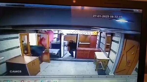  Видеозапись сегодняшнего нападение с камеры посольства Азербайджана в Тегеране, где был убит охранник из Азербайджана - Sputnik Армения