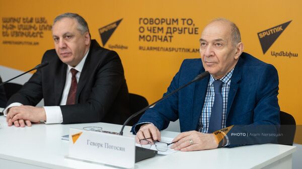 Паргев Аветисян и Геворг Погосян во время видеомоста Москва - Бишкек – Минск – Ереван на тему: Аналитическое сотрудничество славянских университетов в контексте развития евразийской интеграции (27 января 2023). Еревaн - Sputnik Армения