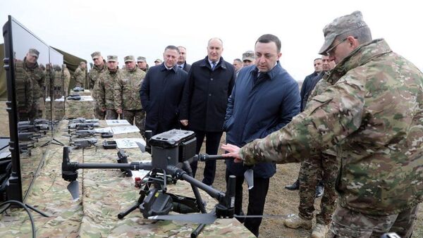 Премьер-министр Грузии Ираклий Гарибашвили и руководство Минобороны страны приняли участие в тестовом запуске первых  образцов беспилотных летательных аппаратов (БПЛА) местного производства (27 января 2023). - Sputnik Армения