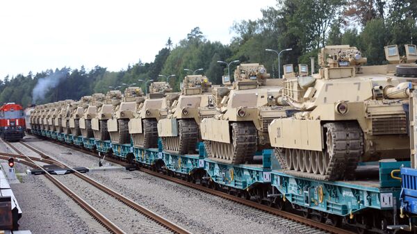 Танки Abrams армии США 2-й бригады 69-го полка 2-го батальона на железнодорожной станции в Литве - Sputnik Армения