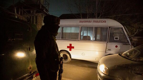 Индийский солдат охраняет машину скорой помощи (13 декабря 2021). Сринагара - Sputnik Армения