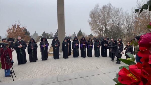 Священнослужители посетили военный пантеон в День армии - Sputnik Армения