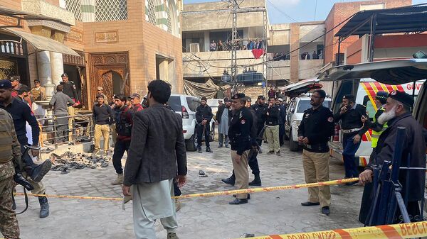 Сотрудники службы безопасности оцепляют место взрыва в мечети в штаб-квартире полиции в Пешаваре (30 января 2023). Пакистан - Sputnik Армения