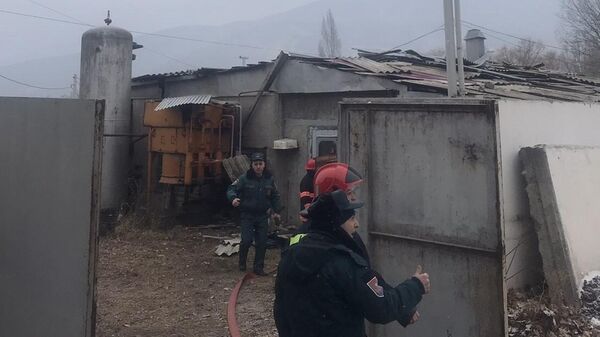 Сотрудники МЧС на месте взрыва и возгорания на автозаправочной станции, расположенной на трассе Ванадзор - Степанаван (31 января 2023). Лори - Sputnik Армения