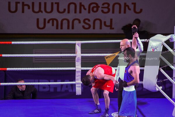 Մրցավարը հայտարարում է Ջանիկ Սահակյանի և Վարդան Մինասյանի (54կգ) մենամարտի հաղթողին ՀՀ բռնցքամարտի 2023թ մեծահասակների առաջնության ժամանակ։ Մրցավարը հայտարարում է Ջանիկ Սահակյանի և Վարդան Մինասյանի (54կգ) մենամարտի հաղթողին ՀՀ բռնցքամարտի 2023թ մեծահասակների առաջնության ժամանակ։ - Sputnik Արմենիա