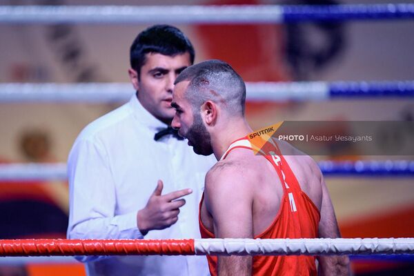 Մրցավարն ընդհատում է Յուրի Սաքունցի և Հայրիկ Նազարյանի մենամարտը (71կգ) Յուրիի ստացած վնասվածքի պատճառով ՀՀ բռնցքամարտի 2023թ մեծահասակների առաջնության ժամանակ։ Մրցավարն ընդհատում է Յուրի Սաքունցի և Հայրիկ Նազարյանի մենամարտը (71կգ) Յուրիի ստացած վնասվածքի պատճառով ՀՀ բռնցքամարտի 2023թ մեծահասակների առաջնության ժամանակ։ - Sputnik Արմենիա