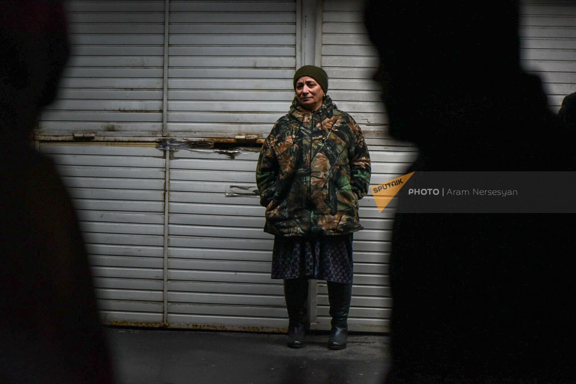 Женщина стоит у закрытого павильона ярмарки Малатия (1 февраля 2023). Еревaн - Sputnik Արմենիա, 1920, 01.02.2023