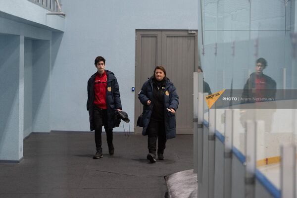 Фигурист Семен Данильянц с мамой перед началом тренировки - Sputnik Армения