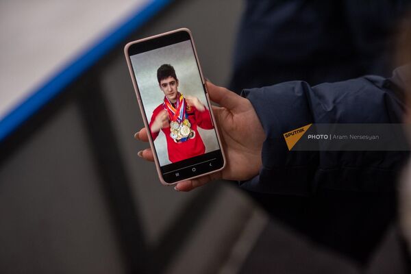 Мама фигуриста Семена Данильянца Наталья показывает фотографии сына с медалями  - Sputnik Армения