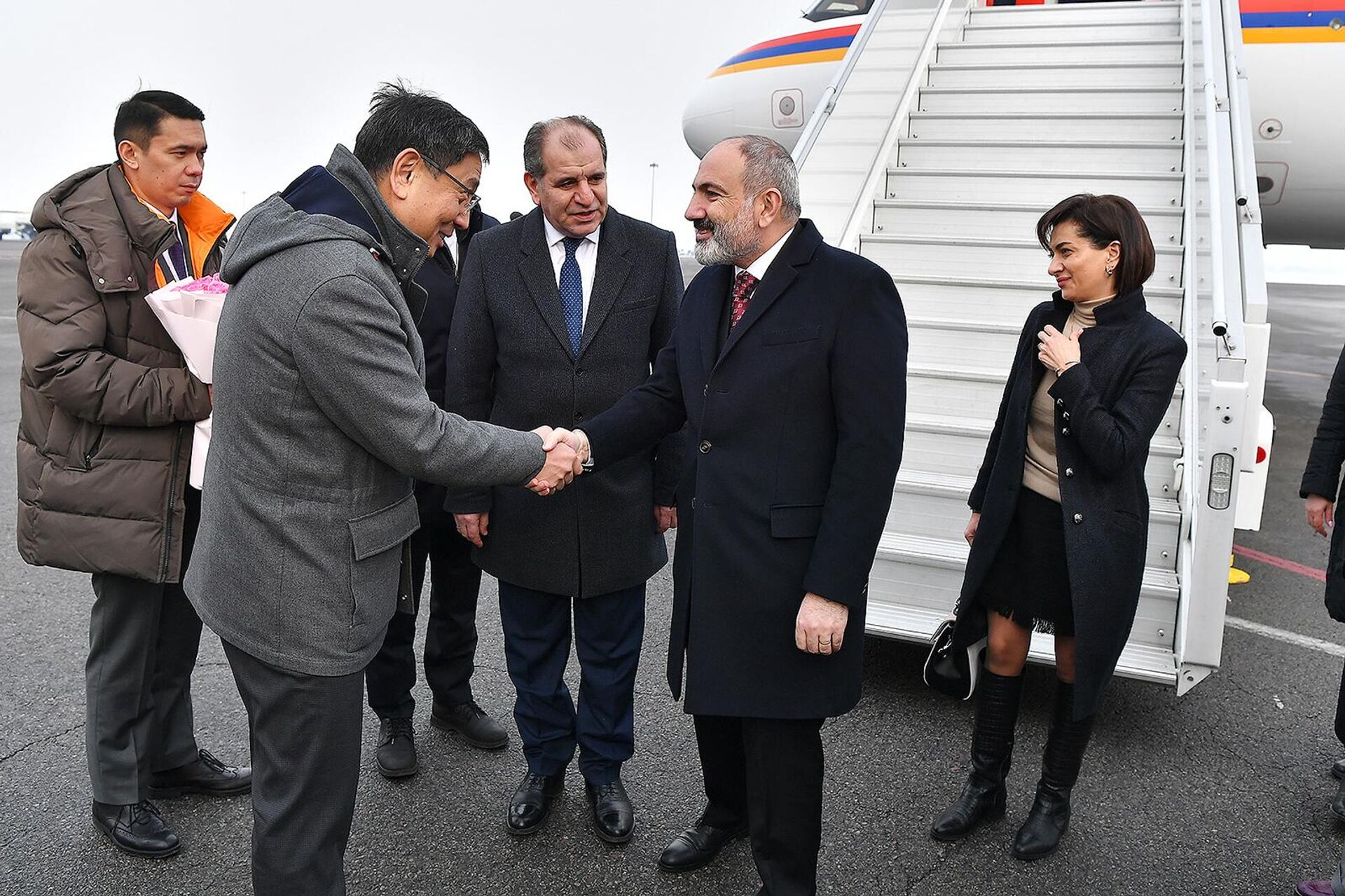 Казахи армяне. Пашинян с супругой прибыл в Казахстан. Никол Пашинян. Министерство Армении.