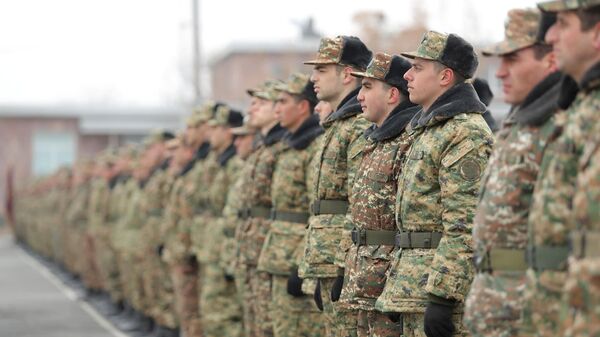 Армянские военнослужащие на учебном построении в воинской части МО - Sputnik Армения