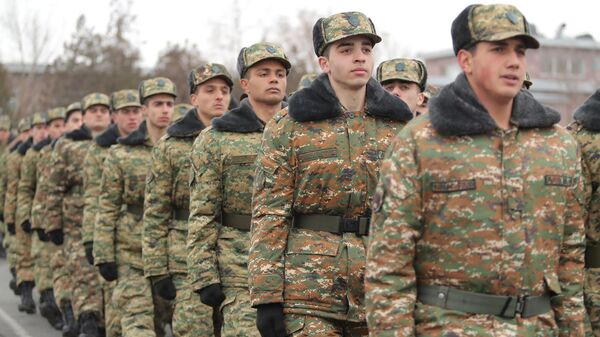Армянские военнослужащие на учебном построении в воинской части МО - Sputnik Армения