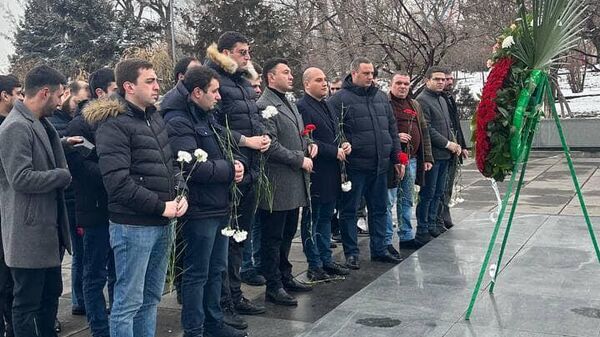 По случаю 80-летия победы в Сталинградской битве Эдуард Шармазанов и другие представители Республиканской партии возложили венок к Мемориальному комплексу Мать Армения и возложили цветы к Вечному огню (2 февраля 2023). Еревaн - Sputnik Армения