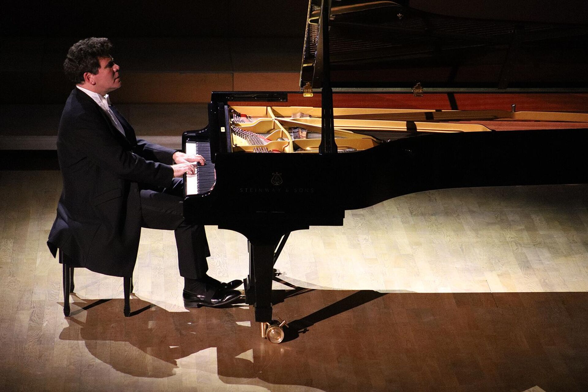 Денис мацуев конкурс чайковского. Мацуев 24. Валентин урюпин дирижер. Денис мацуев фестиваль. Нижегородская филармония денис мацуев.