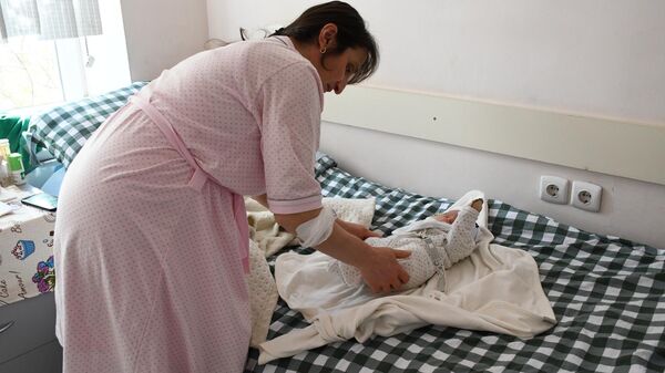 Բուժքույրը խնամում է փոքրիկ Գոռին - Sputnik Արմենիա