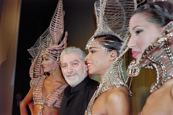 Պակո Ռաբանը ողջունում է հանդիսատեսին իր «Haute Couture գարուն-ամառ 1993» հավաքածուի ցուցադրության ժամանակ - Sputnik Արմենիա