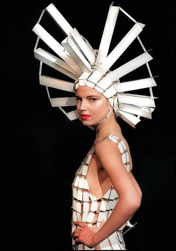Պակո Ռաբանի մոդելը, որը ներկայացվել է հունվարի 22-ին Փարիզում, սպիտակ մետաղե կոմբինեզոնով և «haute couture գարուն-ամառ-1997» հավաքածուից գլխարկով - Sputnik Արմենիա