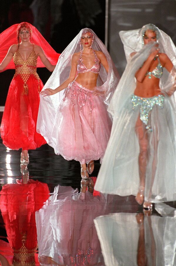 Модели представляют &quot;гаремные&quot; ансамбли красного, розового и синего цветов во время весенне-летнего показа высокой моды в 1999 году в Париже - Sputnik Армения