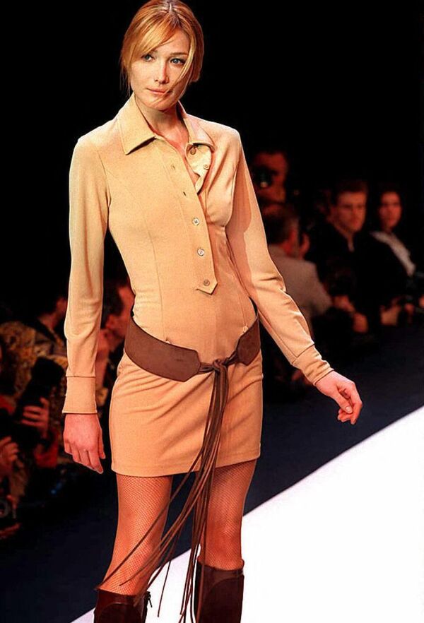 Модель Карла Бруни (жена экс-президента Франции Саркози) представляет творение Рабана - платье-рубашку с поясом на бедрах для коллекции осень-зима 1996-97 прет-а-порте в Париже - Sputnik Армения